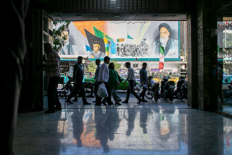 La gente pasa junto a una valla publicitaria en la que aparecen los antiguos líderes supremos iraníes, en Teherán, el 9 de mayo. La gente pasa junto a una valla publicitaria en la que aparecen los antiguos líderes supremos iraníes, en Teherán, el 9 de mayo.