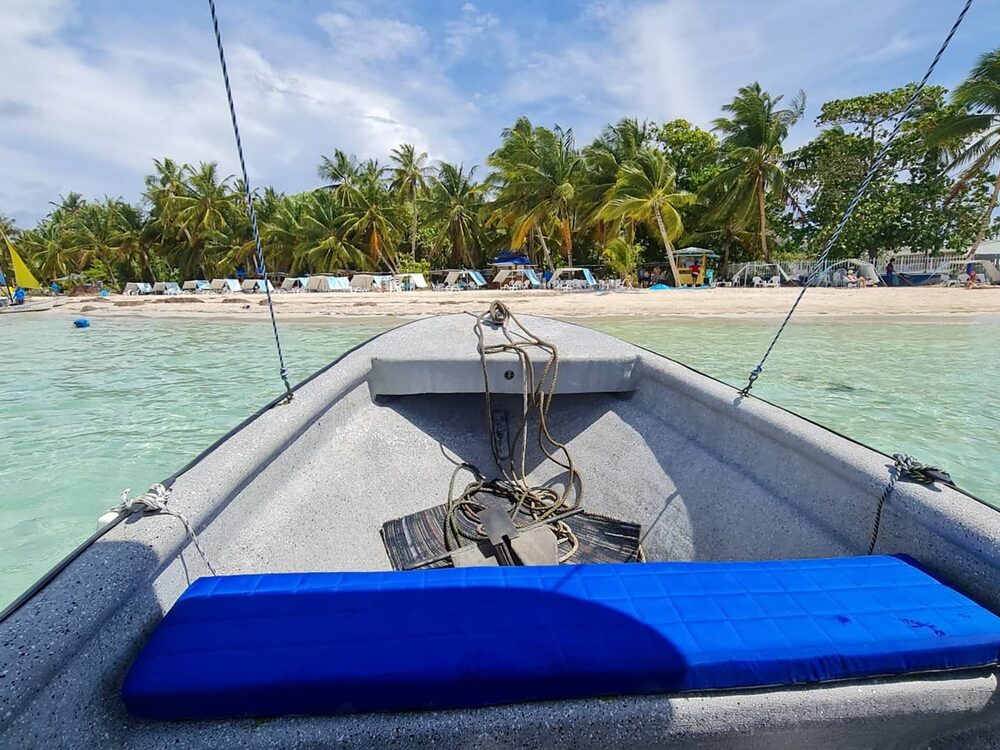 Vista de una de las playas de San Andrés y sus cristalinas aguas. Vista de una de las playas de San Andrés y sus cristalinas aguas.