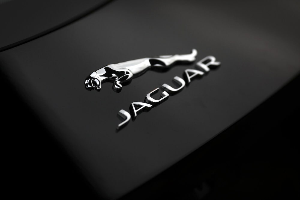 Un logotipo adorna un automóvil Jaguar F-Type terminado en la planta de ensamblaje de Jaguar de Tata Motors Ltd. en Castle Bromwich, Reino Unido. Un logotipo adorna un automóvil Jaguar F-Type terminado en la planta de ensamblaje de Jaguar de Tata Motors Ltd. en Castle Bromwich, Reino Unido.