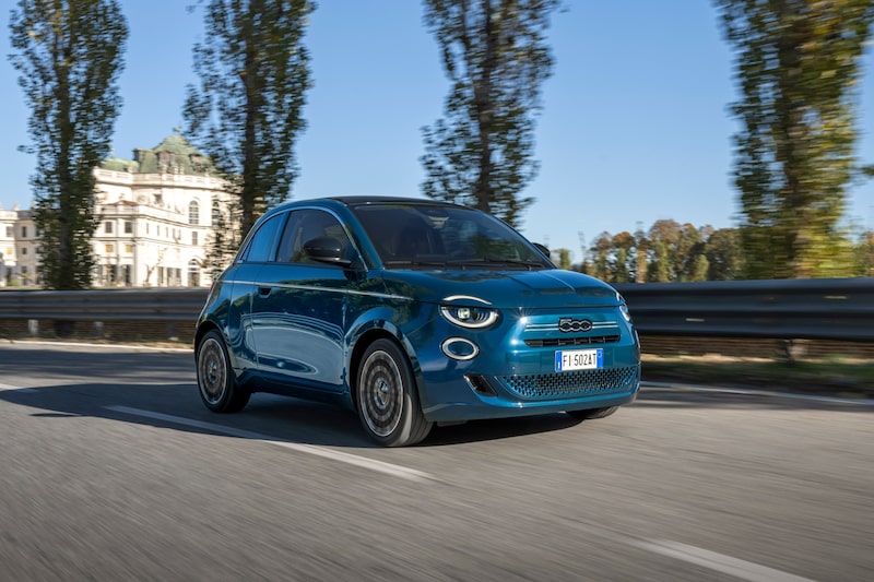 O Fiat 500 híbrido é uma das apostas da marca para reviver a produção, dado que o modelo 100% elétrico não teve a demanda esperada O Fiat 500 híbrido é uma das apostas da marca para reviver a produção, dado que o modelo 100% elétrico não teve a demanda esperada
