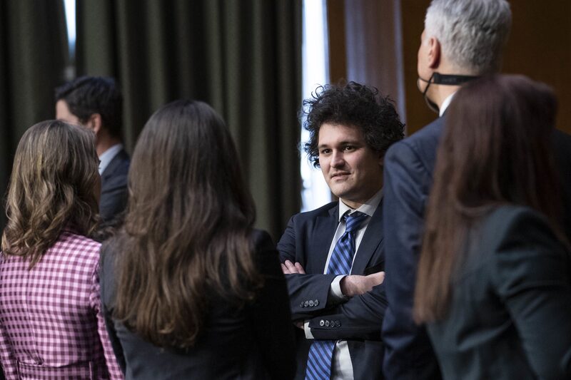 Sam Bankman-Fried, fundador y director ejecutivo de FTX Cryptocurrency Derivatives Exchange, en el centro, tras una audiencia del Comité de Agricultura, Nutrición y Silvicultura del Senado en Washington, D.C., EE.UU., el miércoles 9 de febrero de 2022. Sam Bankman-Fried, fundador y director ejecutivo de FTX Cryptocurrency Derivatives Exchange, en el centro, tras una audiencia del Comité de Agricultura, Nutrición y Silvicultura del Senado en Washington, D.C., EE.UU., el miércoles 9 de febrero de 2022.