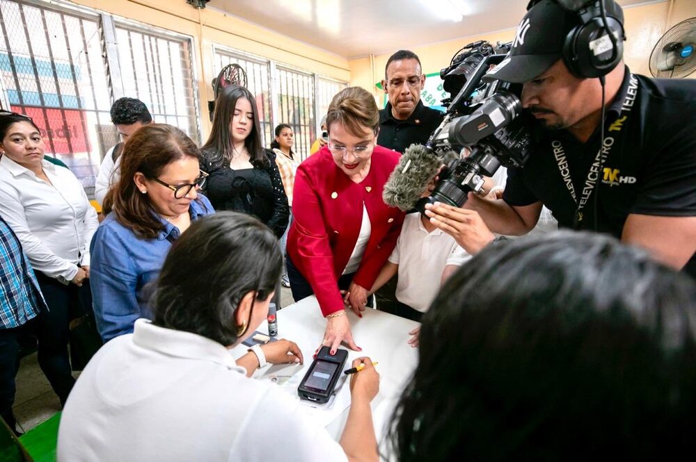 La presidenta Xiomara Castro llegó el domingo 9 de marzo al Centro de Educación Básica Álvaro Contreras, en Catacamas, Olancho, para ejercer el sufragio. La presidenta Xiomara Castro llegó el domingo 9 de marzo al Centro de Educación Básica Álvaro Contreras, en Catacamas, Olancho, para ejercer el sufragio.