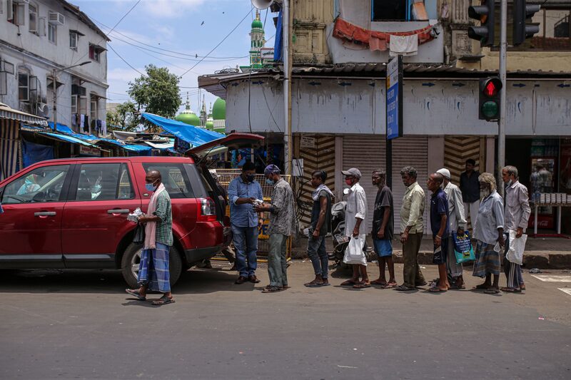 Un voluntario de Khana Chahiye, o colectivo Want Food, distribuye paquetes de alimentos gratuitos en la calle a los necesitados en Mumbai, India, el miércoles 7 de julio de 2021. Un voluntario de Khana Chahiye, o colectivo Want Food, distribuye paquetes de alimentos gratuitos en la calle a los necesitados en Mumbai, India, el miércoles 7 de julio de 2021.