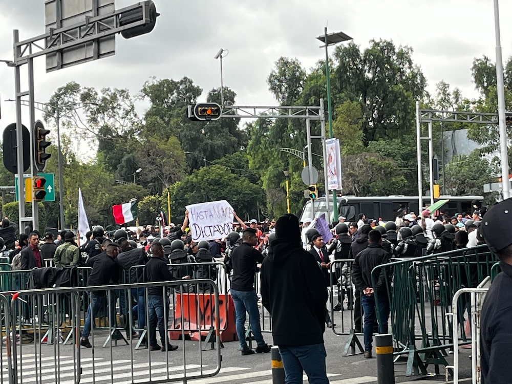 Manifestantes y simpatizantes en las inmediaciones del Palacio Legislativo de San Lázaro, 1 de octubre de 2024 Manifestantes y simpatizantes en las inmediaciones del Palacio Legislativo de San Lázaro, 1 de octubre de 2024