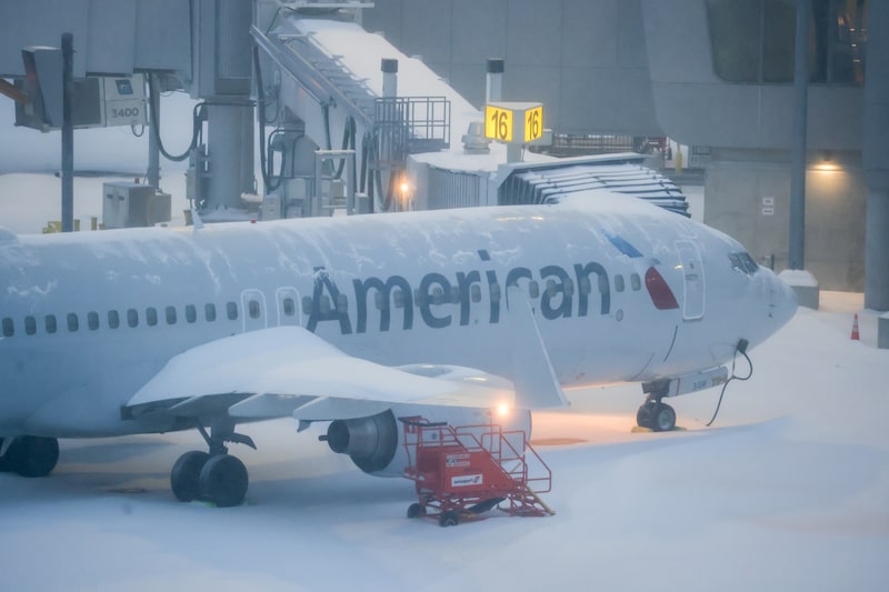 Un avión de pasajeros cubierto de nieve en el aeropuerto LaGuardia de Nueva York, el 25 de enero. Fotógrafo: Michael Nagle/Bloomberg. Un avión de pasajeros cubierto de nieve en el aeropuerto LaGuardia de Nueva York, el 25 de enero. Fotógrafo: Michael Nagle/Bloomberg.