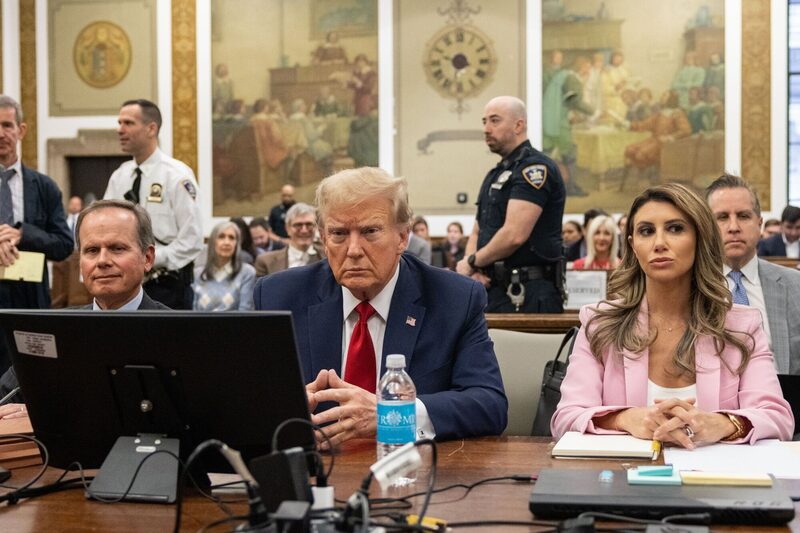 El expresidente estadounidense Donald Trump, en el centro, durante un juicio en el Tribunal Supremo del Estado de Nueva York, en Nueva York, Estados Unidos, el jueves 7 de diciembre de 2023. El expresidente estadounidense Donald Trump, en el centro, durante un juicio en el Tribunal Supremo del Estado de Nueva York, en Nueva York, Estados Unidos, el jueves 7 de diciembre de 2023.