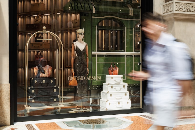 Una tienda de lujo de Giorgio Armani SpA en Milán. Fotógrafo: Giuliano Berti/Bloomberg Una tienda de lujo de Giorgio Armani SpA en Milán. Fotógrafo: Giuliano Berti/Bloomberg