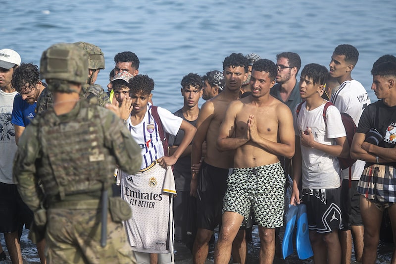 Migrantes tentam chegar a Ceuta pelo mar; muitos foram interceptados e equipes espanholas realizaram resgates. (Foto: Marcos Moreno/Anadolu via Getty Images). Migrantes tentam chegar a Ceuta pelo mar; muitos foram interceptados e equipes espanholas realizaram resgates. (Foto: Marcos Moreno/Anadolu via Getty Images).