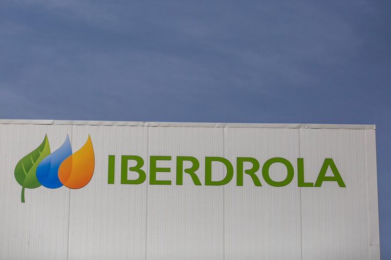 El logotipo de Iberdrola durante las fases finales de construcción de la planta de hidrógeno verde de Iberdola SA en Puertollano, España, el jueves 19 de mayo de 2022. El logotipo de Iberdrola durante las fases finales de construcción de la planta de hidrógeno verde de Iberdola SA en Puertollano, España, el jueves 19 de mayo de 2022.