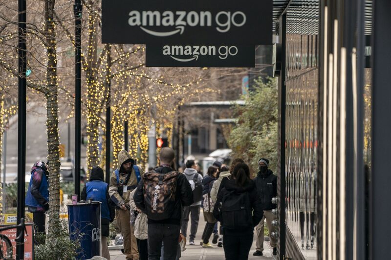 Señalización en el exterior de una tienda Amazon Go en el campus de la sede de la empresa en el barrio de South Lake Union de Seattle, Washington, EE.UU., el jueves 19 de enero de 2023. Señalización en el exterior de una tienda Amazon Go en el campus de la sede de la empresa en el barrio de South Lake Union de Seattle, Washington, EE.UU., el jueves 19 de enero de 2023.