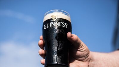 ‘Split the G’: desafio viral nas redes sociais dá impulso a vendas da Guinness ‘Split the G’: desafio viral nas redes sociais dá impulso a vendas da Guinness