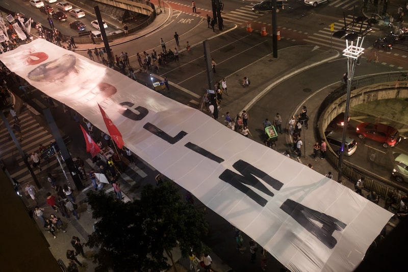 Manifestantes carregam faixa onde se lê "SOS Clima" em ato na avenida Paulista, em São Paulo, em 2019 Manifestantes carregam faixa onde se lê "SOS Clima" em ato na avenida Paulista, em São Paulo, em 2019