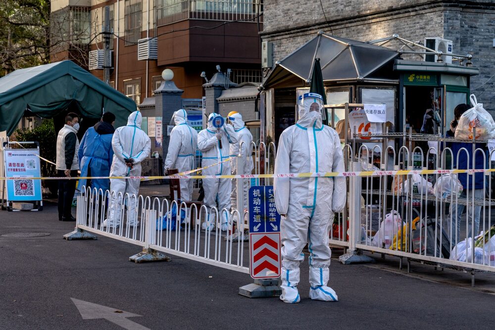 El aumento de las infecciones está amenazando con abrumar a algunas de las ciudades más grandes e importantes del país. El aumento de las infecciones está amenazando con abrumar a algunas de las ciudades más grandes e importantes del país.