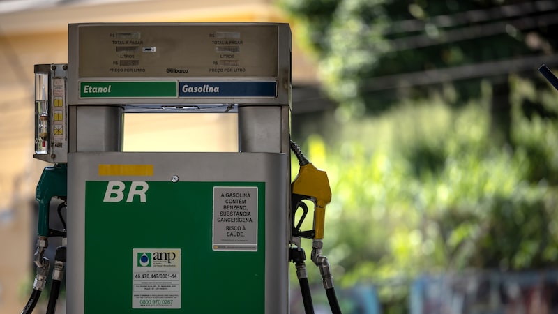 Após aumentar gasolina, Petrobras reduz preço do diesel com subsídio federal Após aumentar gasolina, Petrobras reduz preço do diesel com subsídio federal