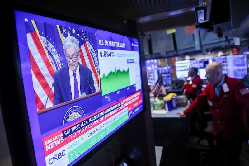 Una cadena de televisión retransmite el discurso del presidente de la Reserva Federal, Jerome Powell, en el parqué de la Bolsa de Nueva York. Fotógrafo: Michael Nagle/Bloomberg. Una cadena de televisión retransmite el discurso del presidente de la Reserva Federal, Jerome Powell, en el parqué de la Bolsa de Nueva York. Fotógrafo: Michael Nagle/Bloomberg.