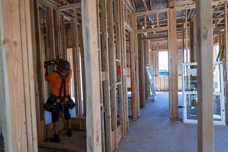 Un contratista dentro de una casa en construcción en la comunidad Toll Brothers Regency at Folsom Ranch en Folsom, California, EE.UU., el jueves 18 de mayo de 2023. Un contratista dentro de una casa en construcción en la comunidad Toll Brothers Regency at Folsom Ranch en Folsom, California, EE.UU., el jueves 18 de mayo de 2023.