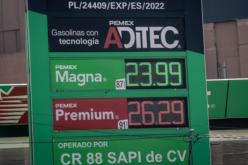 Tablero de precios en una gasolinera con la marca de la empresa estatal Petróleos Mexicanos, conocida como Pemex Tablero de precios en una gasolinera con la marca de la empresa estatal Petróleos Mexicanos, conocida como Pemex