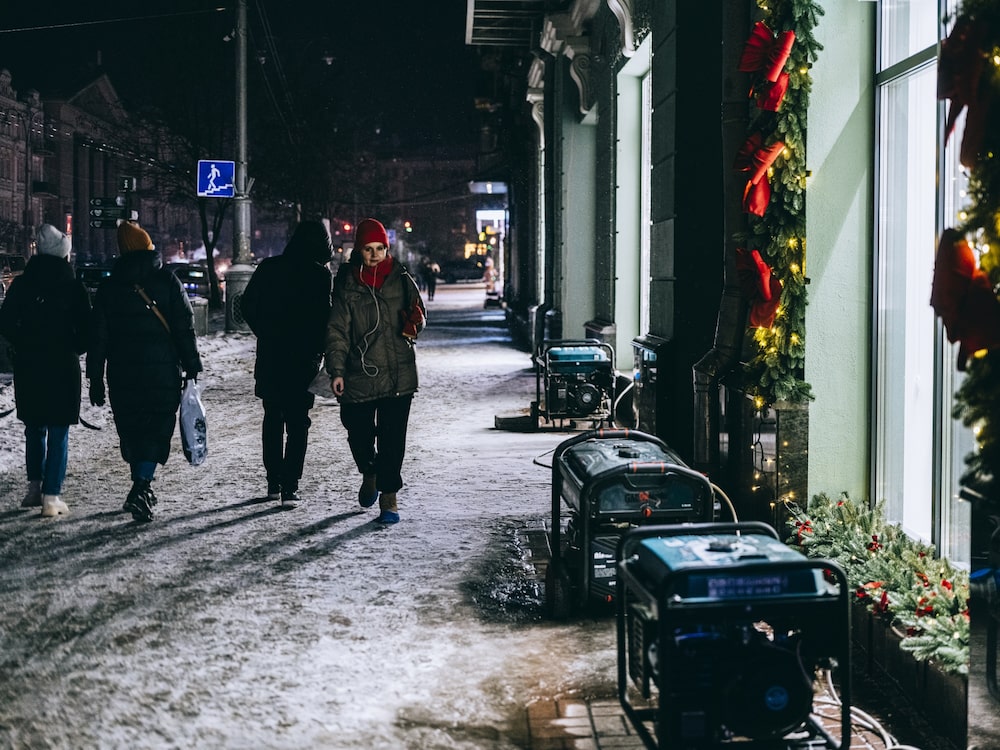 Generadores alimentan las tiendas del centro de Kiev. Fotógrafo: Julia Kochetova/Bloomberg. Generadores alimentan las tiendas del centro de Kiev. Fotógrafo: Julia Kochetova/Bloomberg.