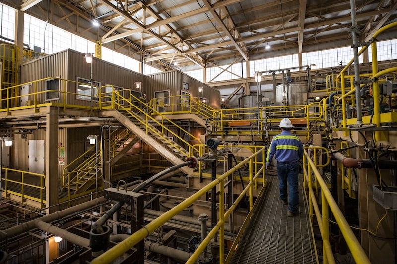 Un empleado recorre las instalaciones de procesamiento de una mina de tierras raras en Mountain Pass, California. Fotógrafo: Joe Buglewicz/Bloomberg Un empleado recorre las instalaciones de procesamiento de una mina de tierras raras en Mountain Pass, California. Fotógrafo: Joe Buglewicz/Bloomberg