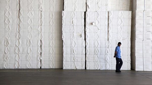 Ações de Suzano e Klabin estão caras ou baratas? Cenário divide o mercado Ações de Suzano e Klabin estão caras ou baratas? Cenário divide o mercado