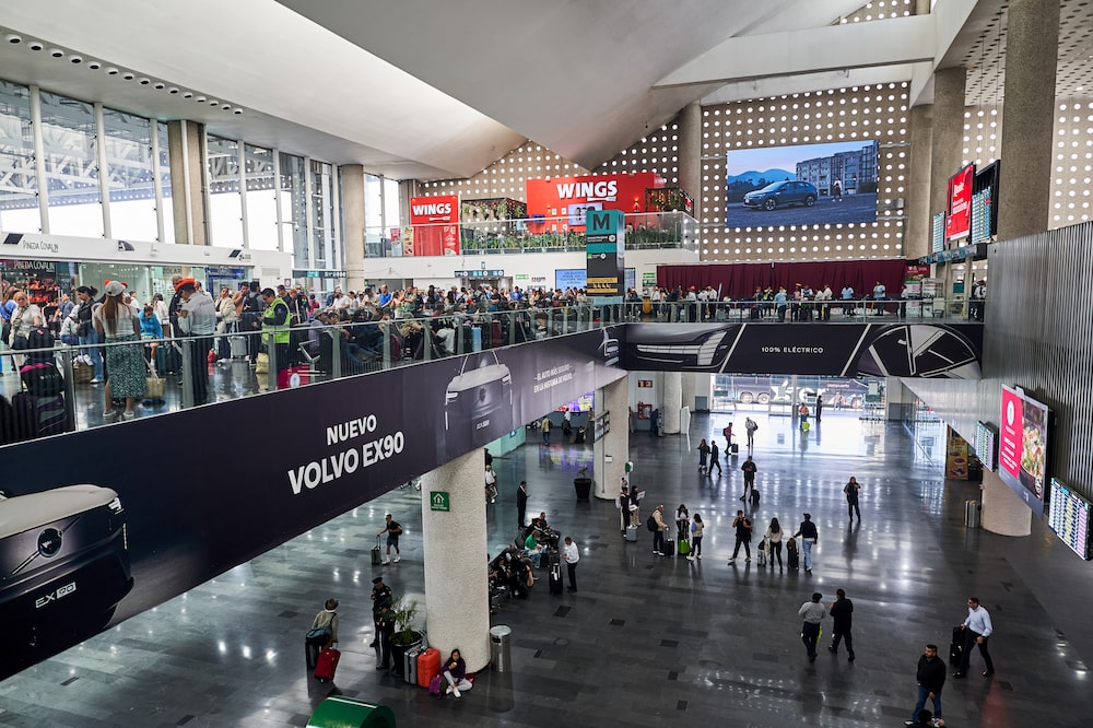 Viajeros en el Aeropuerto Internacional Benito Juárez (MEX) en la Ciudad de México, México, el lunes 11 de agosto de 2025. La administración Trump amenaza con revocar la inmunidad antimonopolio del acuerdo de precios entre Delta Air Lines Inc. y Grupo Aeroméxico, en medio de una serie de nuevas órdenes que exigen a México que avance en la lucha contra las prácticas anticompetitivas. Fotógrafo: Mauricio Palos/Bloomberg Viajeros en el Aeropuerto Internacional Benito Juárez (MEX) en la Ciudad de México, México, el lunes 11 de agosto de 2025. La administración Trump amenaza con revocar la inmunidad antimonopolio del acuerdo de precios entre Delta Air Lines Inc. y Grupo Aeroméxico, en medio de una serie de nuevas órdenes que exigen a México que avance en la lucha contra las prácticas anticompetitivas. Fotógrafo: Mauricio Palos/Bloomberg