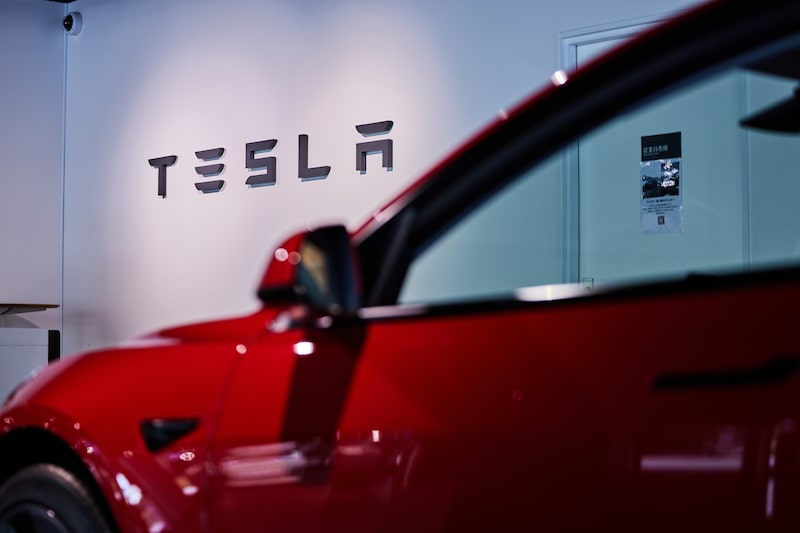 Tesla. A receita caiu 9% para US$ 21,3 bilhões no primeiro trimestre, abaixo dos US$ 22,3 bilhões esperados pelos analistas Tesla. A receita caiu 9% para US$ 21,3 bilhões no primeiro trimestre, abaixo dos US$ 22,3 bilhões esperados pelos analistas