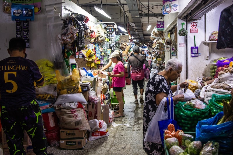 En marzo, los compradores curiosean entre los puestos del Mercado Central de Lima. Fotógrafo: Sebastián Castañeda/Bloomberg En marzo, los compradores curiosean entre los puestos del Mercado Central de Lima. Fotógrafo: Sebastián Castañeda/Bloomberg