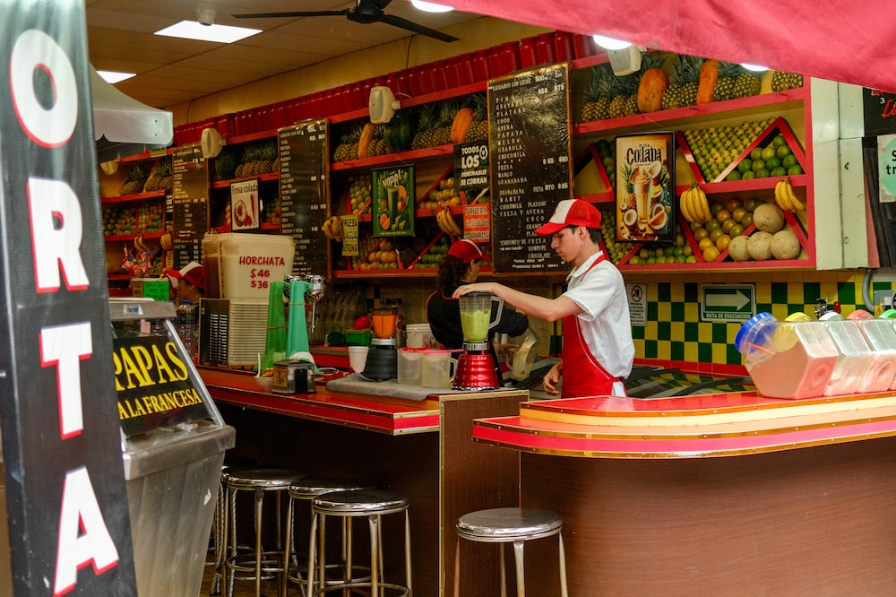 Workers at a juice store in Mexico City, Mexico, on Wednesday, Oct. 8, 2025. Mexico's inflation rate is expected to rise to 3.8% in September from 3.6%, staying below the ceiling of the central bank's 3% +/- 1 ppt target for a third straight month. Photographer: Stephania Corpi/Bloomberg Workers at a juice store in Mexico City, Mexico, on Wednesday, Oct. 8, 2025. Mexico's inflation rate is expected to rise to 3.8% in September from 3.6%, staying below the ceiling of the central bank's 3% +/- 1 ppt target for a third straight month. Photographer: Stephania Corpi/Bloomberg