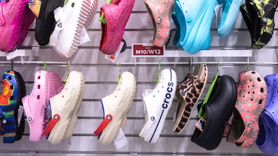 Proibição a Crocs em escolas desafia popularidade entre adolescentes Proibição a Crocs em escolas desafia popularidade entre adolescentes