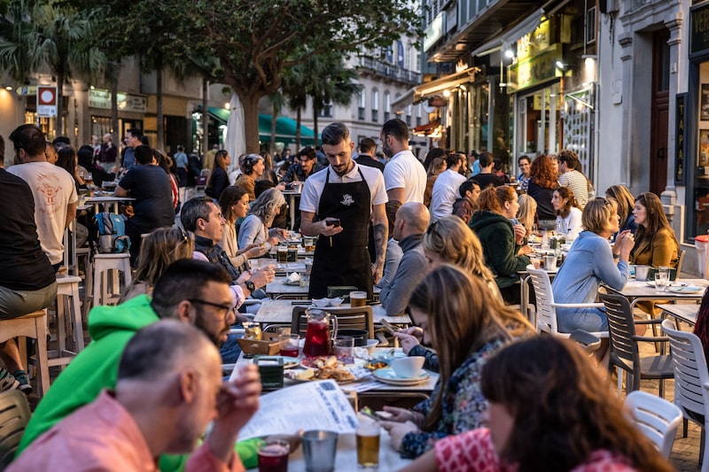 Un camarero atiende a los clientes en la terraza de un restaurante de Málaga, España, el jueves 20 de abril de 2023. Foto: Ángel García vía Getty Images Un camarero atiende a los clientes en la terraza de un restaurante de Málaga, España, el jueves 20 de abril de 2023. Foto: Ángel García vía Getty Images
