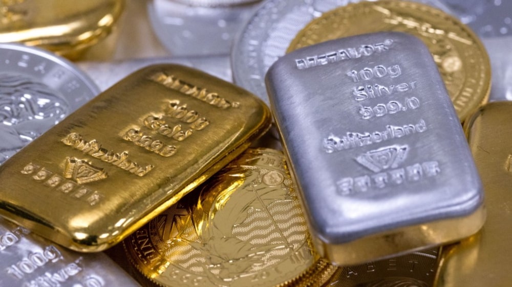 El oro, la plata y el platino prolongaron un histórico repunte de fin de año para los metales preciosos, saltando a máximos históricos, con el oro al contado superando los US$4.530 la onza. El oro, la plata y el platino prolongaron un histórico repunte de fin de año para los metales preciosos, saltando a máximos históricos, con el oro al contado superando los US$4.530 la onza.