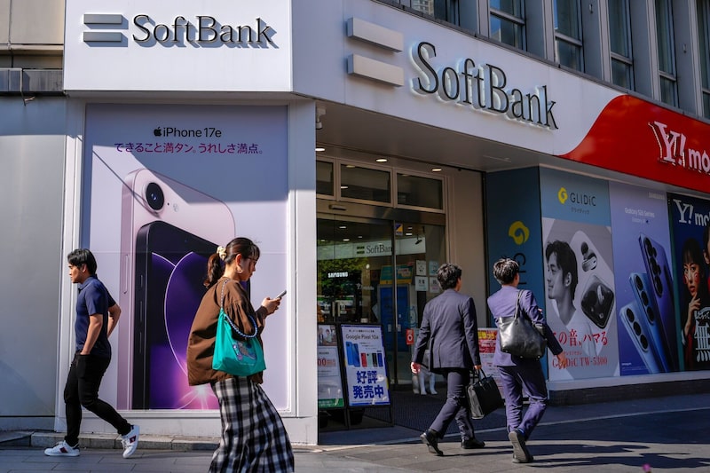 Cartelería de SoftBank Corp. y de su marca Y!mobile exhibida en una tienda en Tokio, Japón. Cartelería de SoftBank Corp. y de su marca Y!mobile exhibida en una tienda en Tokio, Japón.