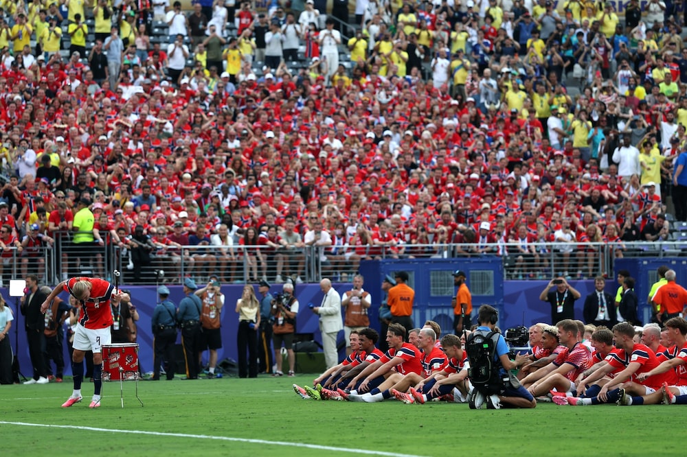 Haaland lidera comemoração da seleção da Noruega na Copa do Mundo (Foto: Al Bello/Getty Images) Haaland lidera comemoração da seleção da Noruega na Copa do Mundo (Foto: Al Bello/Getty Images)