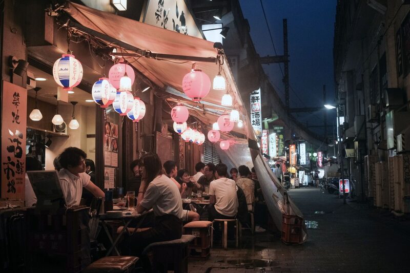 La gente cena en un izakaya al aire libre en el mercado Ameya Yokocho, en el distrito de Ueno, Tokio (Japón), el viernes 2 de julio de 2021.  La gente cena en un izakaya al aire libre en el mercado Ameya Yokocho, en el distrito de Ueno, Tokio (Japón), el viernes 2 de julio de 2021.