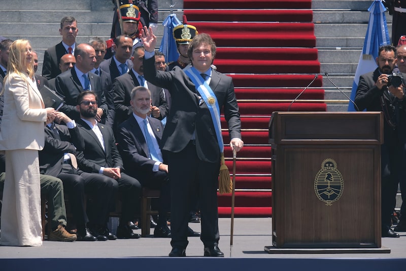 Javier Milei, presidente de Argentina, llega para pronunciar un discurso durante una ceremonia de toma de posesión frente al Congreso Nacional en Buenos Aires, Argentina, el domingo 10 de diciembre de 2023. Milei asumió el cargo de presidente de Argentina el domingo, prometiendo erradicar la inflación y rescatar la economía de la nación en problemas con un programa de terapia de choque basado en drásticos recortes del gasto público. Javier Milei, presidente de Argentina, llega para pronunciar un discurso durante una ceremonia de toma de posesión frente al Congreso Nacional en Buenos Aires, Argentina, el domingo 10 de diciembre de 2023. Milei asumió el cargo de presidente de Argentina el domingo, prometiendo erradicar la inflación y rescatar la economía de la nación en problemas con un programa de terapia de choque basado en drásticos recortes del gasto público.