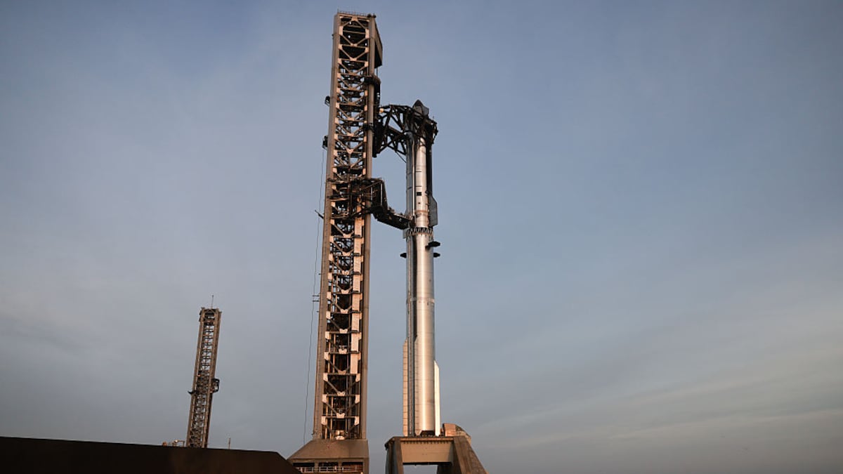 La nave 40 está colocada sobre el propulsor 20 en preparación para el vuelo 13 en las instalaciones de SpaceX en el sur de Texas, en el condado de Cameron, Texas, el 22 de julio de 2026.
