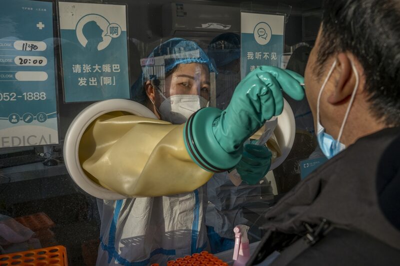 Un trabajador médico realiza una prueba de PCR en Beijing el 10 de enero. Fotógrafo: Andrea Verdelli/Getty Images Un trabajador médico realiza una prueba de PCR en Beijing el 10 de enero. Fotógrafo: Andrea Verdelli/Getty Images