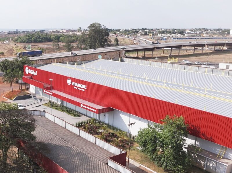Fábrica de suplementos da Vitamedic, do Grupo José Alves, foi construída com padrão farmacêutico ao lado do complexo industrial em Anápolis (GO); investimento total do ciclo soma R$ 100 milhões Fábrica de suplementos da Vitamedic, do Grupo José Alves, foi construída com padrão farmacêutico ao lado do complexo industrial em Anápolis (GO); investimento total do ciclo soma R$ 100 milhões