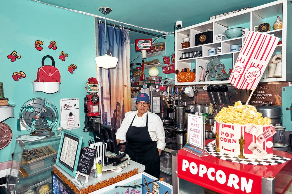 Evette Zayas, coproprietária do CakeBurgers, teve que desligar o ar-condicionado em seu restaurante no East Harlem para economizar dinheiro. (Foto: Bing Guan/Bloomberg) Evette Zayas, coproprietária do CakeBurgers, teve que desligar o ar-condicionado em seu restaurante no East Harlem para economizar dinheiro. (Foto: Bing Guan/Bloomberg)