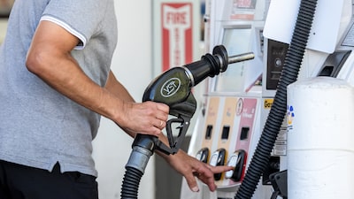Sob pressão, Trump tem opções limitadas para reduzir os preços da gasolina Sob pressão, Trump tem opções limitadas para reduzir os preços da gasolina