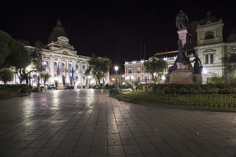 El Congreso Nacional de Bolivia, o Palacio Legislativo, izquierda, el Palacio Presidencial, o Palacio de Gobierno, y la Catedral de La Paz se encuentran en la Plaza Murillo en La Paz, Bolivia. El Congreso Nacional de Bolivia, o Palacio Legislativo, izquierda, el Palacio Presidencial, o Palacio de Gobierno, y la Catedral de La Paz se encuentran en la Plaza Murillo en La Paz, Bolivia.