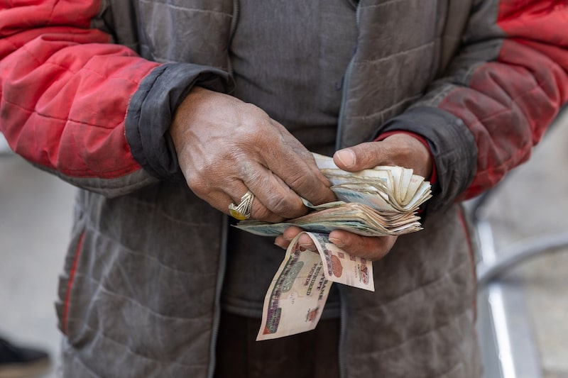 Un empleado cuenta billetes egipcios en una gasolinera de El Cairo. Un empleado cuenta billetes egipcios en una gasolinera de El Cairo.