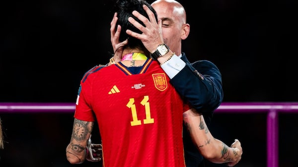 Fiscalía española abre investigación contra Rubiales por beso a jugadora Fiscalía española abre investigación contra Rubiales por beso a jugadora