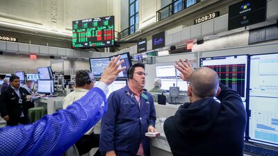 Dow Jones Industrial cierra en récord, mientras el oro tiene su mayor caída diaria en 12 años Dow Jones Industrial cierra en récord, mientras el oro tiene su mayor caída diaria en 12 años