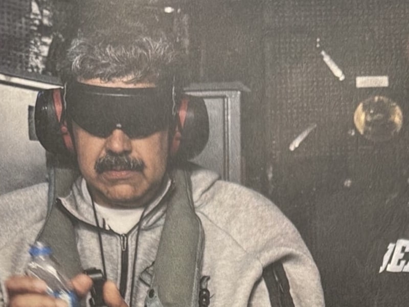 Imagem de Nicolás Maduro, líder do regime venezuelano, em pé depois de ter sido capturado por forças armadas dos Estados Unidos na madrugada deste sábado, 3 de janeiro de 2025, em post de Donald Trump (Foto: Reprodução/Truth Social) Imagem de Nicolás Maduro, líder do regime venezuelano, em pé depois de ter sido capturado por forças armadas dos Estados Unidos na madrugada deste sábado, 3 de janeiro de 2025, em post de Donald Trump (Foto: Reprodução/Truth Social)