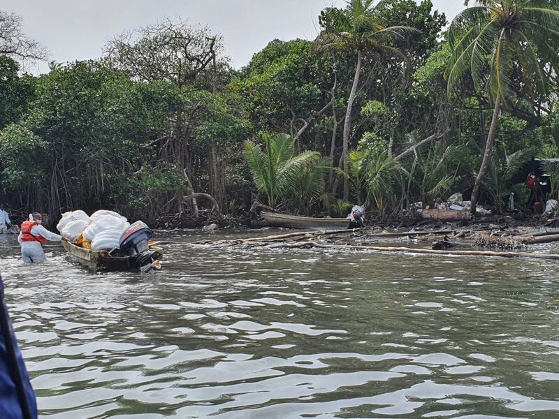 Derrame de hidrocarburo en isla Galeta y que perjudicó cuatro sitios de manglares y áreas protegidas: isla Largo, isla Remo, isla Peina e isla Guapa, en el caribe panameño. Derrame de hidrocarburo en isla Galeta y que perjudicó cuatro sitios de manglares y áreas protegidas: isla Largo, isla Remo, isla Peina e isla Guapa, en el caribe panameño.