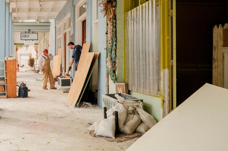 Trabajadores limpian los daños causados por los huracanes Helene y Milton en St. Pete Beach, Florida, el 11 de octubre. Trabajadores limpian los daños causados por los huracanes Helene y Milton en St. Pete Beach, Florida, el 11 de octubre.