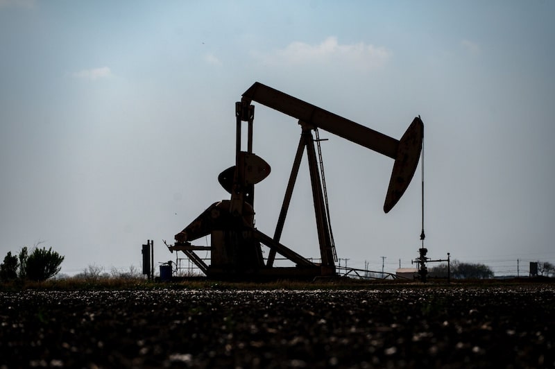 Una bomba de extracción de petróleo en Corpus Christi, Texas, EE.UU. Una bomba de extracción de petróleo en Corpus Christi, Texas, EE.UU.