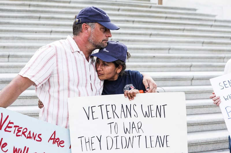 Veteranos y simpatizantes frente al Capitolio de EE.UU. durante una protesta para que los senadores aprueben la nueva legislación sobre fosas de combustión Washington, D.C., EE.UU., el lunes 1 de agosto de 2022. Veteranos y simpatizantes frente al Capitolio de EE.UU. durante una protesta para que los senadores aprueben la nueva legislación sobre fosas de combustión Washington, D.C., EE.UU., el lunes 1 de agosto de 2022.