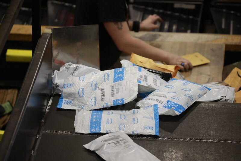 Los paquetes de Amazon pasan por una cinta transportadora en las instalaciones de UPS Worldport en Louisville, Kentucky, EE.UU. Los paquetes de Amazon pasan por una cinta transportadora en las instalaciones de UPS Worldport en Louisville, Kentucky, EE.UU.